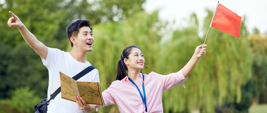 旅游管理專業(yè)是培養(yǎng)從事旅游行業(yè)管理和經(jīng)營工作的專業(yè)人才。該專業(yè)涵蓋旅游規(guī)劃、市場營銷、酒店管理、旅游景點管理等內(nèi)容，為學(xué)生提供全面的旅游產(chǎn)業(yè)知識和技能。那么初中畢業(yè)學(xué)旅游管理專業(yè)學(xué)校有哪些？  　　一，西安工商學(xué)院繼續(xù)教育學(xué)院  　　西安工商學(xué)院繼續(xù)教育學(xué)院是一所提供繼續(xù)教育課程的學(xué)院，也為初中畢業(yè)生提供了學(xué)習(xí)旅游管理專業(yè)的機(jī)會。在該學(xué)院，初中畢業(yè)生可以選擇報讀旅游管理相關(guān)的專業(yè)課程，通過系統(tǒng)學(xué)習(xí)，獲得旅游管理技能和知識。  　　二，大連海事大學(xué)繼續(xù)教育學(xué)院  　　大連海事大學(xué)繼續(xù)教育學(xué)院也是一所開設(shè)旅游管理專業(yè)的學(xué)院。初中畢業(yè)生可以選擇在該學(xué)院就讀，學(xué)習(xí)旅游管理理論和實踐知識。大連海事大學(xué)作為知名高校，其教育質(zhì)量和學(xué)術(shù)水平備受認(rèn)可。  　　初中畢業(yè)生有機(jī)會通過繼續(xù)教育學(xué)院學(xué)習(xí)旅游管理專業(yè)，西安工商學(xué)院繼續(xù)教育學(xué)院和大連海事大學(xué)繼續(xù)教育學(xué)院是其中不錯的招生學(xué)校。然而，初中畢業(yè)生在選擇學(xué)校和專業(yè)時應(yīng)該謹(jǐn)慎考慮，確保選擇適合自己發(fā)展的學(xué)校和課程。  　　推薦閱讀  　　旅游管理專業(yè)�？茖W(xué)校怎么收費？