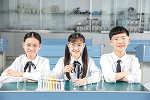 北京新府學(xué)外國語學(xué)校(國內(nèi)班)口碑怎么樣？學(xué)費(fèi)貴不貴？