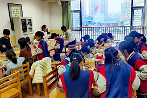 三河市燕橋?qū)W校美術(shù)社團(tuán)開(kāi)展尤克里里手繪課！