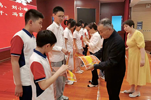 三河市燕橋?qū)W校舉行六年級(jí)表彰暨師生動(dòng)員大會(huì)！少年乘風(fēng)起，未來(lái)皆可期