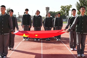 張家口未來學(xué)校舉行升旗儀式：厲行勤儉節(jié)約，爭(zhēng)做文明少年
