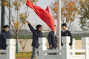 國(guó)旗下的思政課：張家口未來學(xué)校(原張家口北京一零一實(shí)驗(yàn)學(xué)校)舉行升旗儀式！