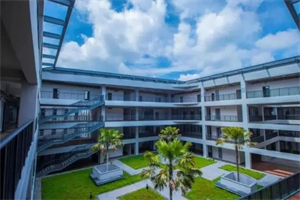 北京大學(xué)附屬中學(xué)�？趯W(xué)校國際部.jpg